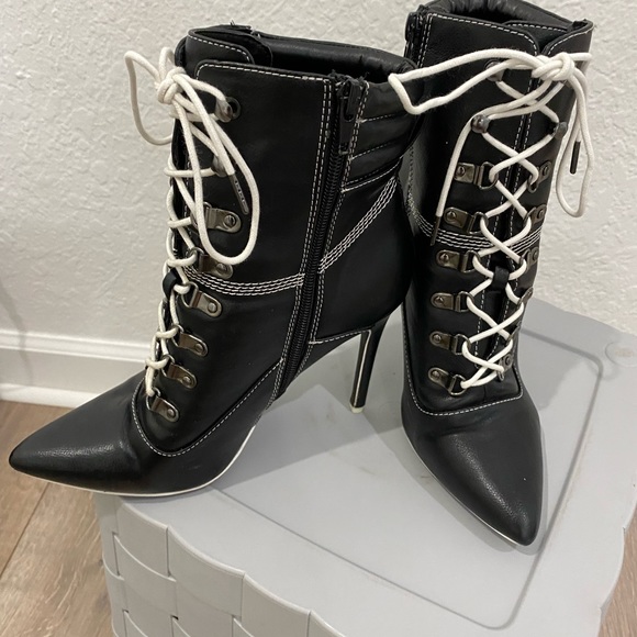 ⬇️PRICE⬇️
Mix No. 6 - Black White Laced Bootie - size 7 - Picture 6 of 10